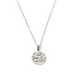 Collar plateado con dije redondo con diseño de rosa en relieve.