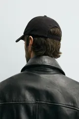 Gorra de seis paneles confeccionada en tejido de algodón con ajuste posterior.