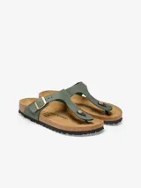Sandalias Birkenstock modelo Gizeh, color verde con hebilla dorada ajustable.