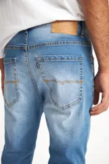 Jean celeste con efecto lavado, corte skinny y tiro medio.