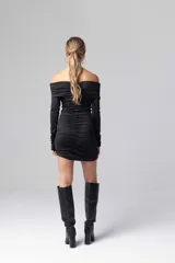 Vestido corto color chocolate con escote off-shoulder y mangas largas. Presenta frunces verticales en el frente.