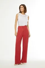 Pantalón palazzo rojo con finas rayas verticales blancas, de tiro alto y corte holgado.