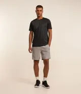 Remera deportiva de hombre, color gris claro, con cuello redondo y manga corta. Presenta un sutil efecto degradado o panel de color más claro en la zona del pecho.