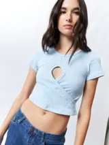 Remera de manga corta color verde lima, ajustada al cuerpo, con un corte cruzado en la parte inferior y un recorte en forma de corazón en el centro del pecho.