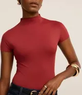 Body manga corta color borgoña, con cuello redondo medio y cierre inferior.