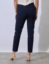 Pantalón blanco de gabardina elastizada, marca Ruby Rd, con pretina ancha elastizada, bolsillos delanteros simulados, bolsillos traseros aplicados y largo al tobillo.