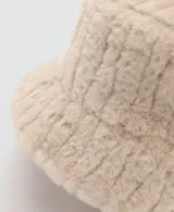 Gorro tipo bucket de efecto pelo en color beige, con forro interior de algodón.
