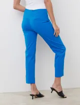 Pantalón de gabardina elastizada color azul eléctrico, marca Zac & Rachel. Corte recto, pretina ancha pespunteada y bolsillos simulados.