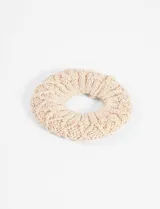 Vincha tejida color beige con diseño de ochos y elástico.