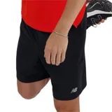 Short deportivo negro de New Balance, con cintura elástica ajustable con cordón, bolsillos laterales y logo estampado en la pierna izquierda.