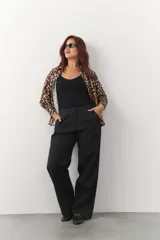 Pantalón de vestir color beige, de corte recto y tiro alto, con bolsillos laterales y traseros.