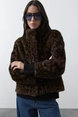 Tapado corto de piel sintética con estampado de leopardo, cuello alto y puños de tejido acanalado negro.