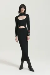 Vestido midi negro de morley con mangas largas y cutouts en escote, abdomen y espalda.