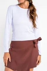 Remera de manga larga color celeste pálido, con textura acanalada y cuello redondo.