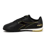 Championes de fútbol Diadora Barrica Futbol TF, color negro con detalles dorados.