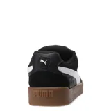 Championes Puma modelo Park Life Style SK8, de corte bajo en color negro con detalles en blanco y suela de goma color caramelo. Presentan un diseño urbano inspirado en el skate con cordones gruesos y refuerzos en la puntera.