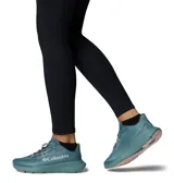 Championes de running Columbia modelo Konos Featherweight, color turquesa con detalles en blanco y suela en tono rosado. Presentan una parte superior de malla tejida transpirable, sistema de amortiguación Omni-MAX y entresuela TechLite+ para mayor retorno de energía.