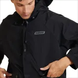 Campera negra con capucha, cierre con botones a presión, bolsillos frontales con solapa y puños elásticos.