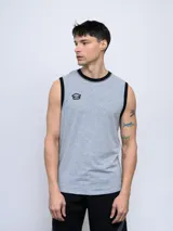 Musculosa deportiva Umbro color negro con cuello y sisas en gris. Presenta el logo de la marca bordado en el pecho.