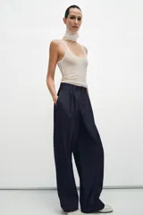 Top de punto fino con escote redondo y diseño sin mangas, de ajuste al cuerpo.