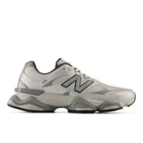 Championes urbanos New Balance modelo 9060, con diseño inspirado en la estética Y2K. Presentan una combinación de tonos grises y blancos, con entresuela esculpida de doble densidad y detalles translúcidos en el talón.