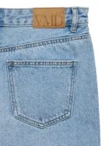 Bermuda de jean color negro con lavado stonewash de tiro medio, calce holgado y largo a la rodilla. Cuenta con bolsillos delanteros, monedero, traseros y cierre frontal con botón y cremallera.