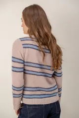 Sweater de punto con diseño de rayas horizontales en tonos lila y rosado, cuello redondo y mangas largas con puños acanalados.