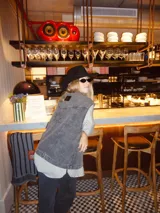 Chaleco de jean gris con bordados de caballos y estrellas en hombros y espalda.