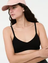 Top negro de tejido de punto acanalado, con escote en V y tirantes finos.