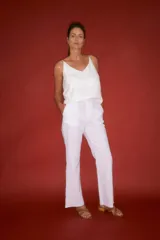Pantalón de lino blanco de corte recto.