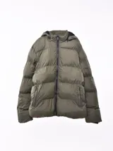 Campera puffer color verde militar con capucha y cierre frontal con cremallera. Tiene bolsillos laterales con cierre y puños elásticos.