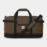 Bolso tipo duffle Carhartt, color marrón con base y detalles en negro. Cuenta con asas de mano y correa ajustable para hombro. Presenta un bolsillo frontal con solapa y el logo cuadrado de la marca.