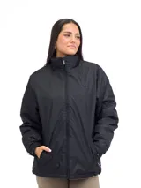 Campera de nylon color negro, con cuello alto, cierre frontal completo y bolsillos laterales.