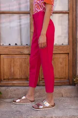 Pantalón chino fucsia de lino y viscosa, con tiro medio-alto y pierna recta. Cuenta con bolsillos laterales y traseros.