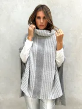 Poncho de lana gris con cuello alto y diseño de rayas verticales en dos tonos de gris.