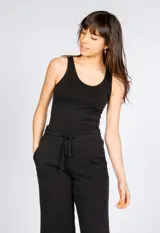 Musculosa básica negra sin costuras.