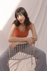 Pantalón palazo a cuadros celestes y blancos, con tiro alto y elástico en la cintura.