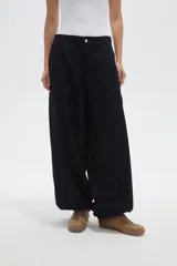 Pantalon de jean estilo barrel, de tiro medio, con bolsillos laterales y botamangas ajustadas con elástico.