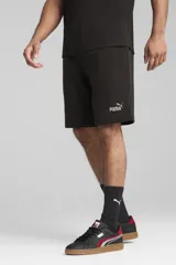 Bermuda Puma Ess Logo de felpa color celeste con cintura elástica y logo bordado en la pierna izquierda.