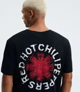 Remera negra de algodón con cuello redondo y manga corta, corte comfort. Presenta un pequeño estampado circular en el pecho con el logo de la banda Red Hot Chili Peppers.