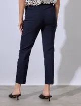 Pantalón de vestir verde esmeralda, de corte recto, con bolsillos laterales y traseros.