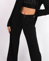 Pantalón de vestir negro de corte palazzo.