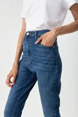 Jeans mom fit de tiro alto, color azul, con lavado original blue, super stone wash con localizado suave y bigotes.