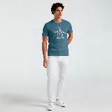 Remera azul con estampado de un pingüino con flores.