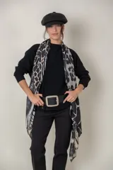 Pañuelo rectangular de viscosa con estampado animal print en tonos grises, negros y beige.