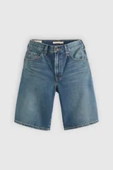 Short de jean estilo bermuda, tiro medio y corte holgado con efecto deslavado.