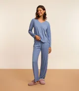 Pijama largo de dos piezas color celeste con lunares blancos. La parte superior es una blusa de manga larga con escote en V, y la parte inferior es un pantalón con cintura elástica.