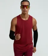 Musculosa deportiva color bordó, sin mangas y cuello redondo.