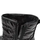 Bota corta acolchada color rosa metalizado, con plataforma y suela de goma.