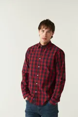 Camisa blanca a cuadros azules y grises, de manga larga y corte slim fit.